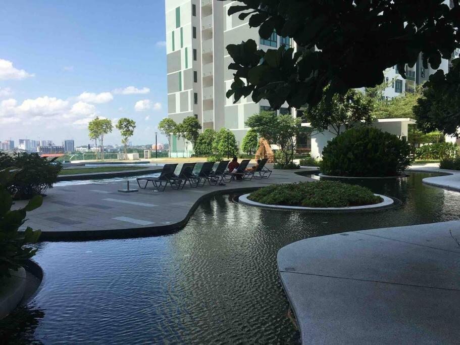 Homenest Jb City Poolview Suite By Cozy Home Johor Bahru Dış mekan fotoğraf
