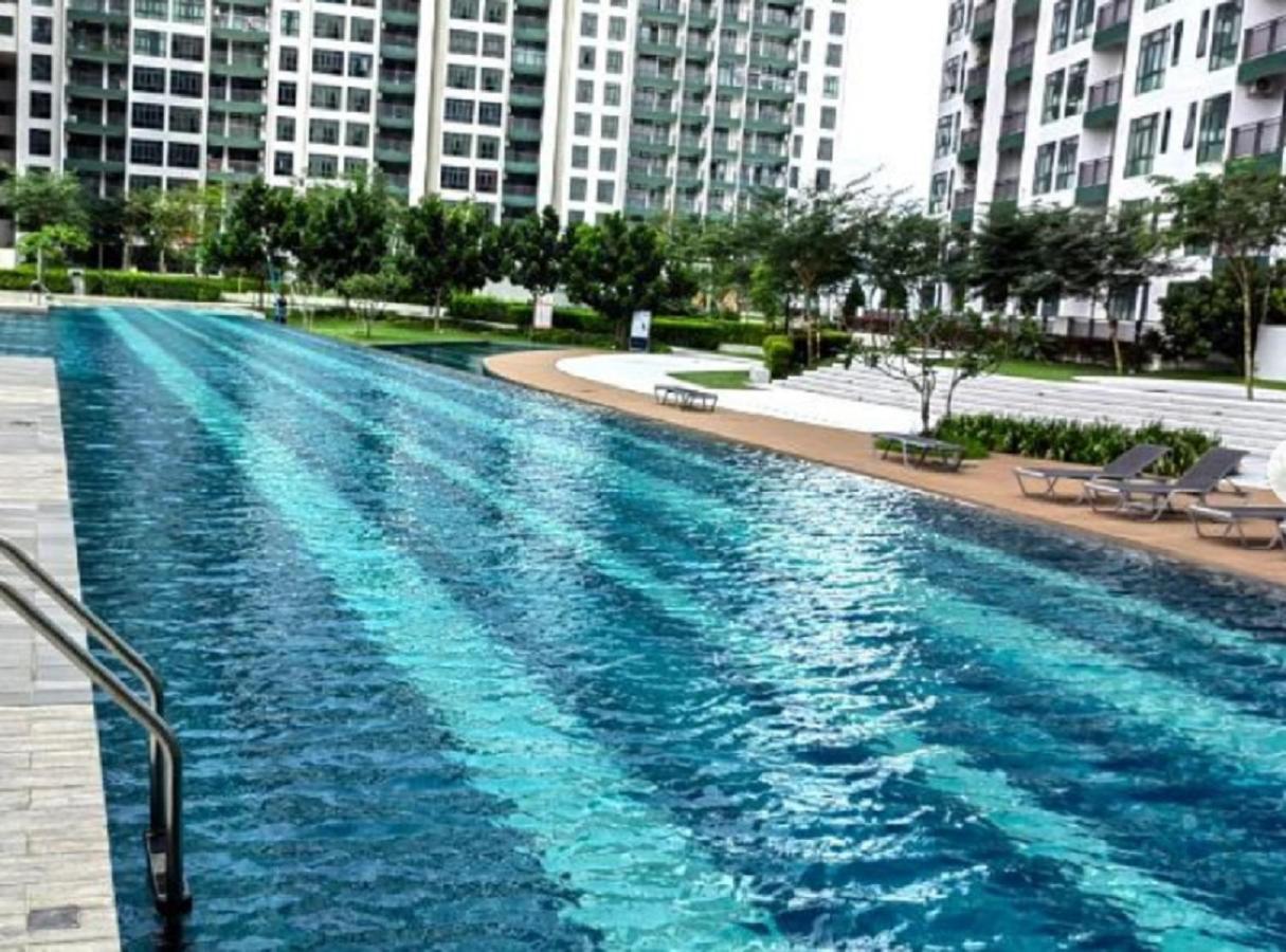Homenest Jb City Poolview Suite By Cozy Home Johor Bahru Dış mekan fotoğraf